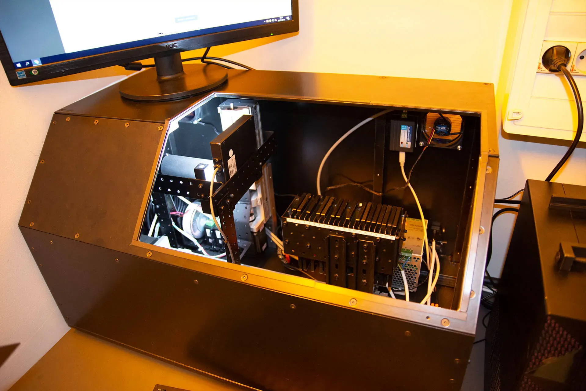 Open device housing with mechanics and electronics